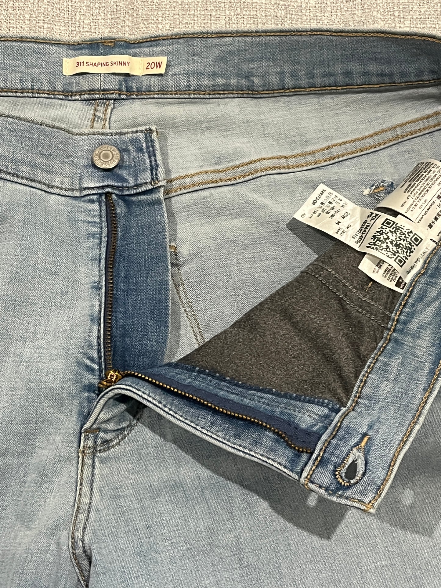 Levi’s women’s size 20 skinny light wash jeans