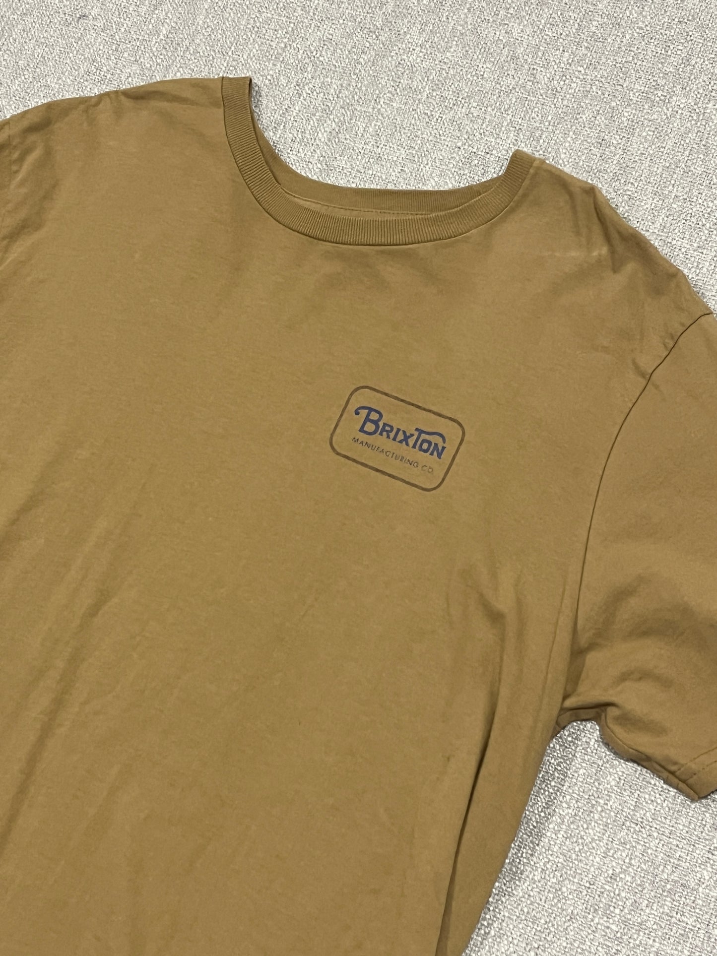Brixton men’s Large tan tee with blue logo