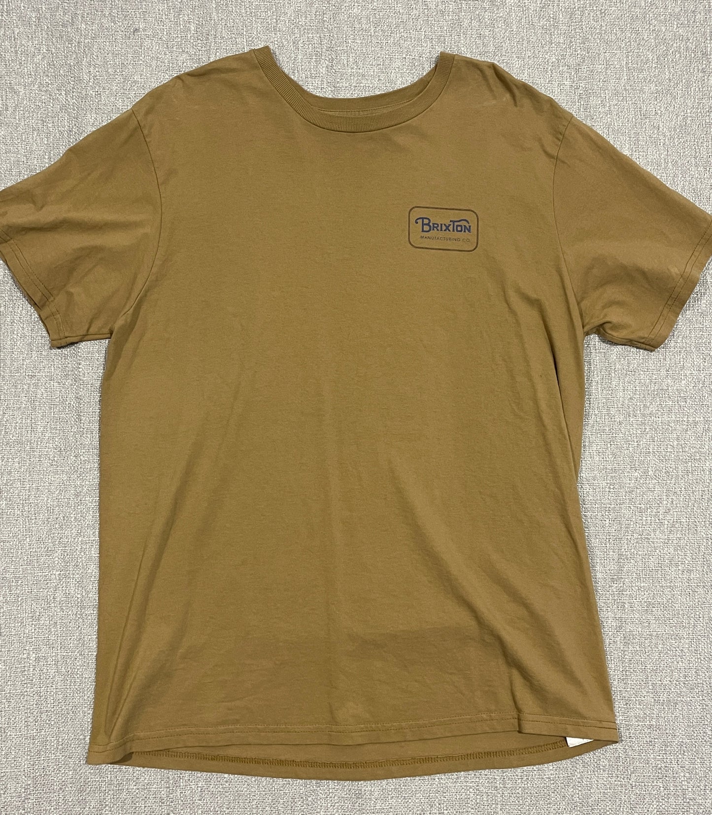 Brixton men’s Large tan tee with blue logo