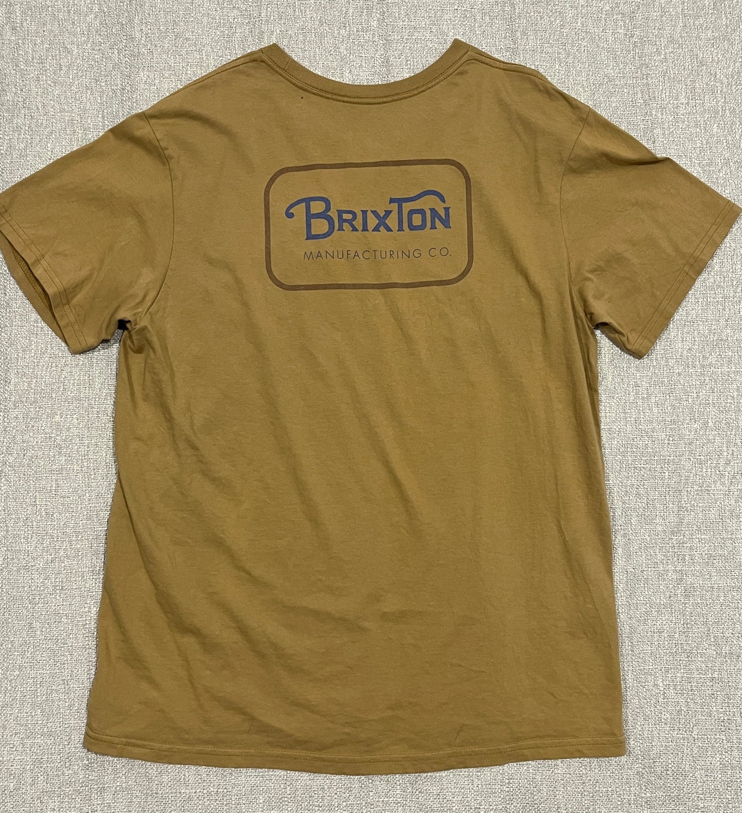 Brixton men’s Large tan tee with blue logo
