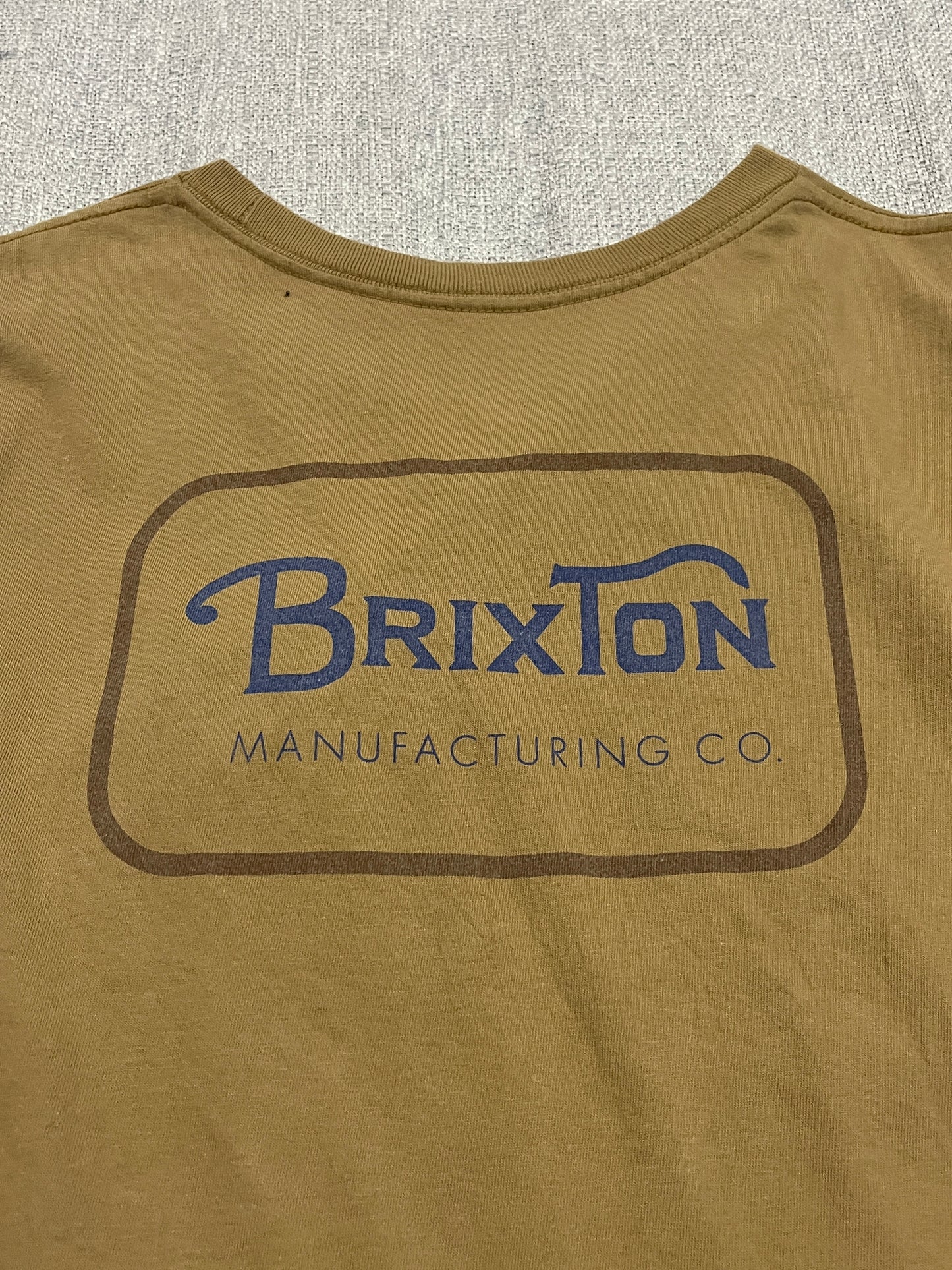 Brixton men’s Large tan tee with blue logo