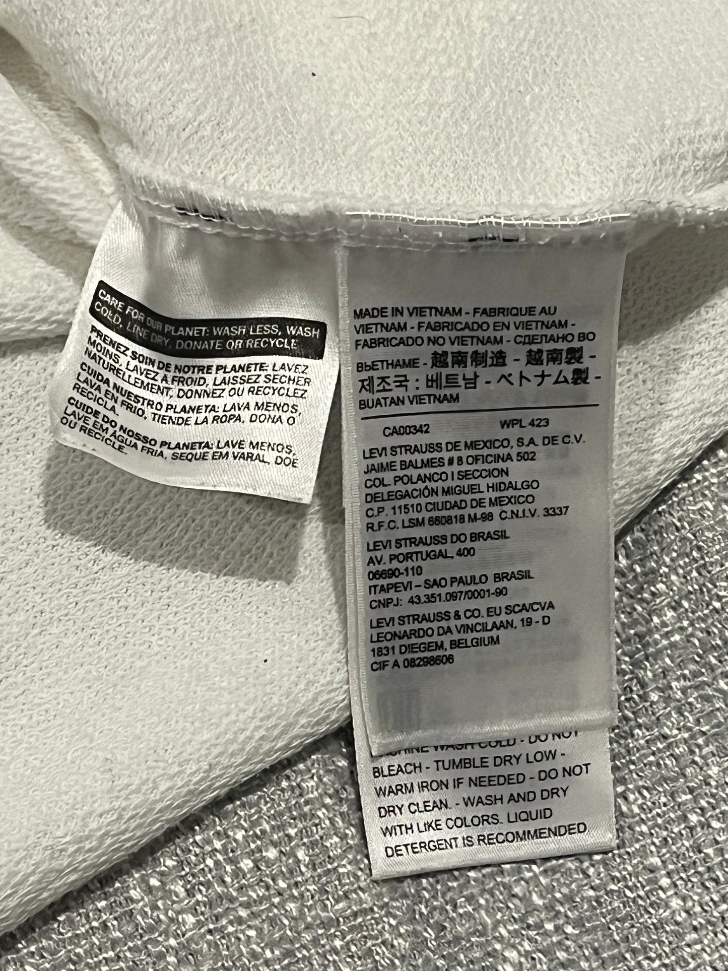 Levi’s Women’s Rainbow Logo Cropped Sweatshirt White Size 1X