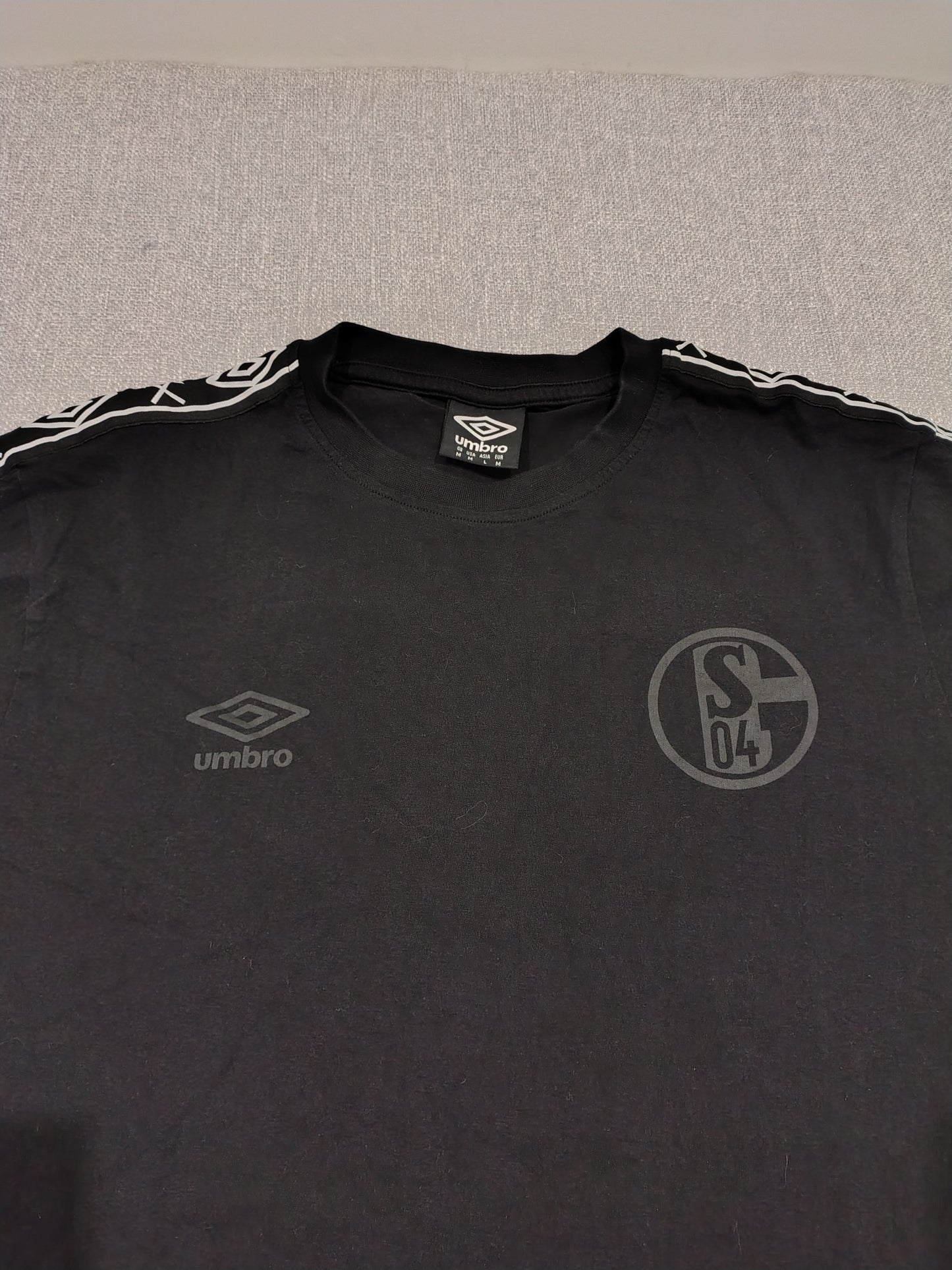 Umbro FC Schalke 04 T-Shirt Mens Medium Black Tape Sleeve Football Tee