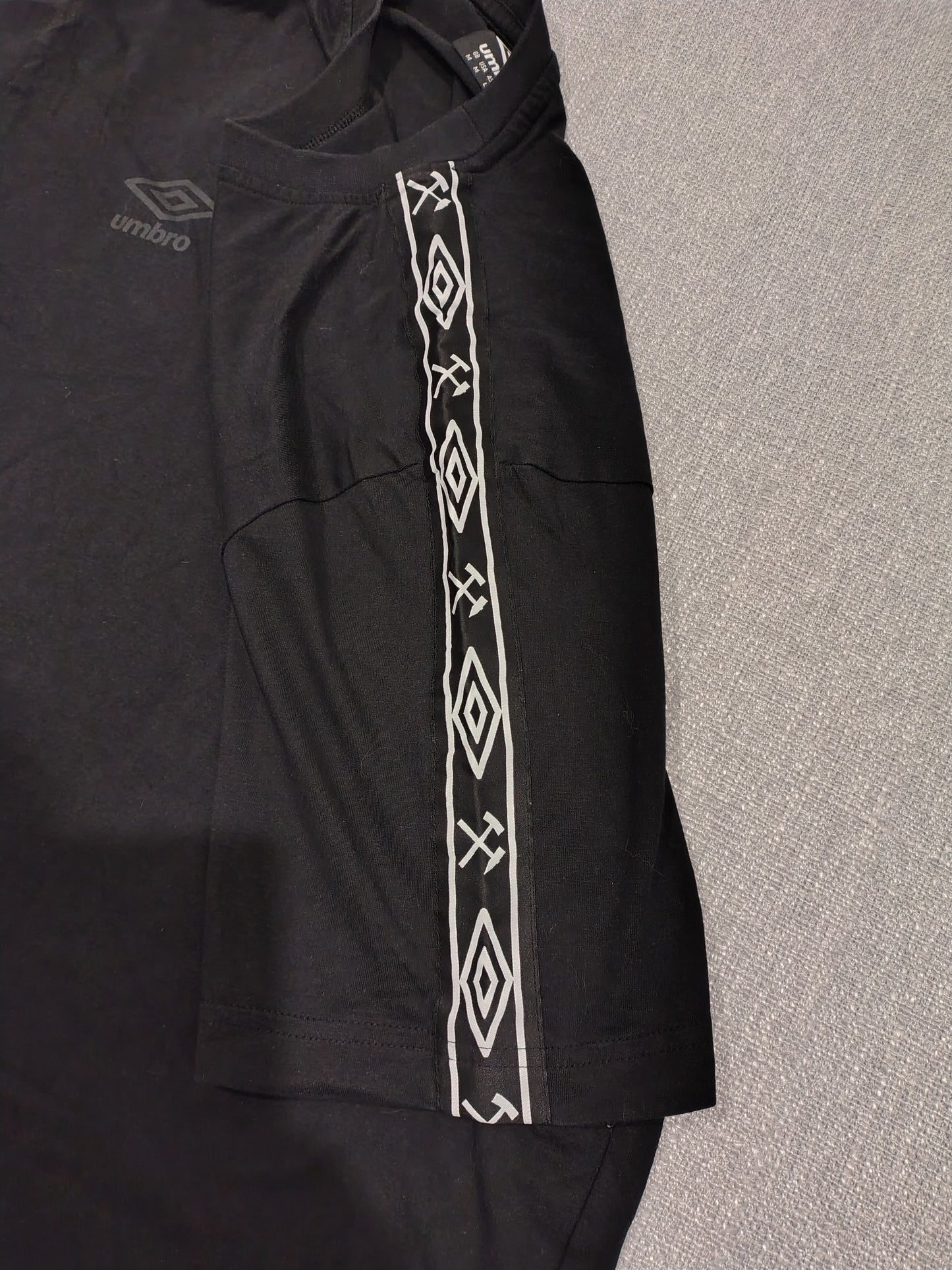 Umbro FC Schalke 04 T-Shirt Mens Medium Black Tape Sleeve Football Tee
